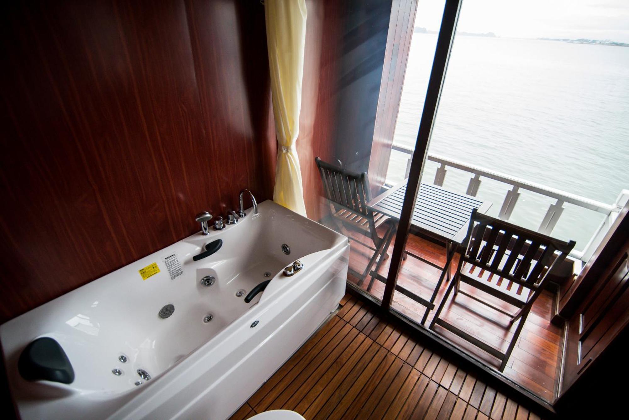 Renea Cruises Halong Hotel Ha Long Exterior photo