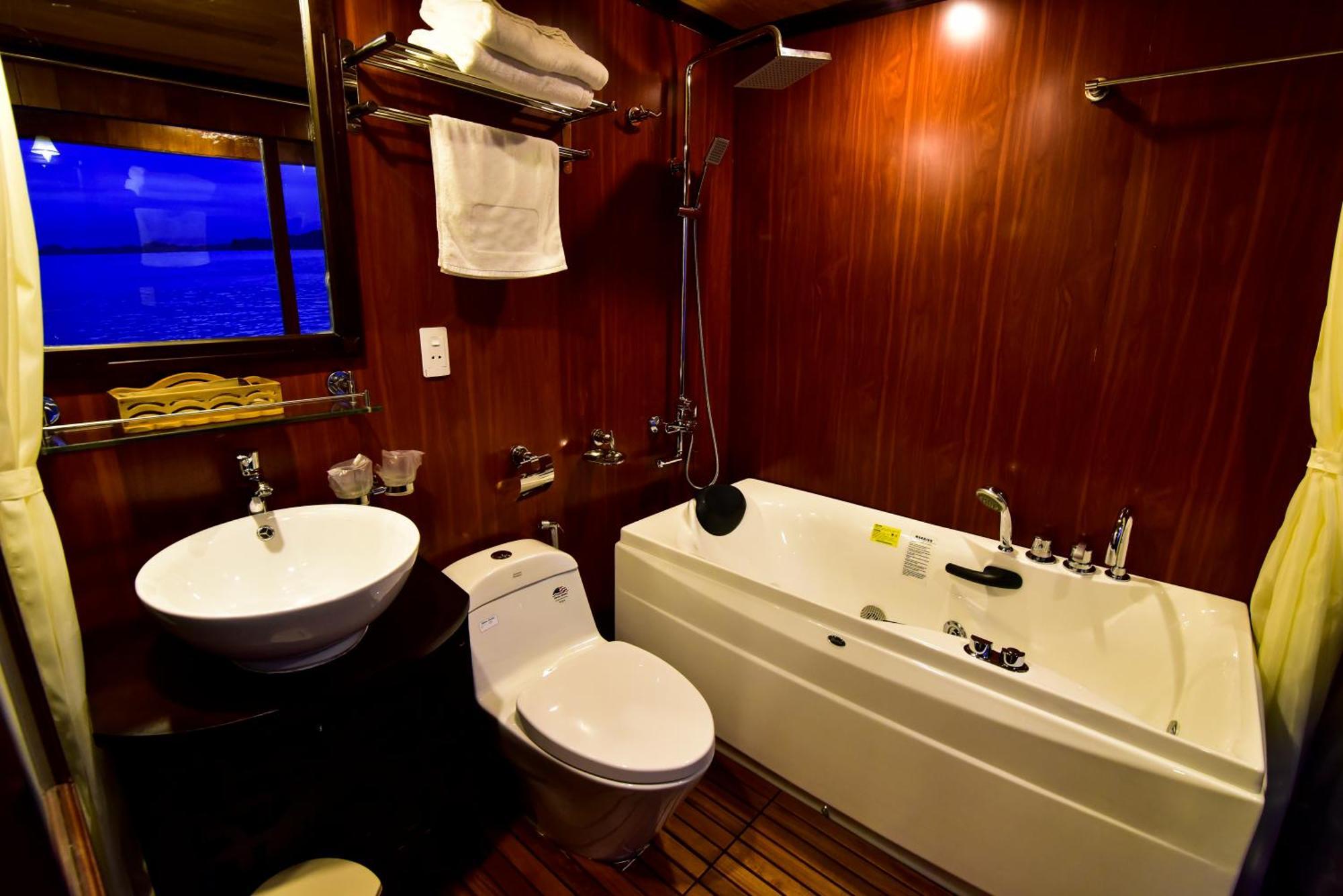Renea Cruises Halong Hotel Ha Long Exterior photo