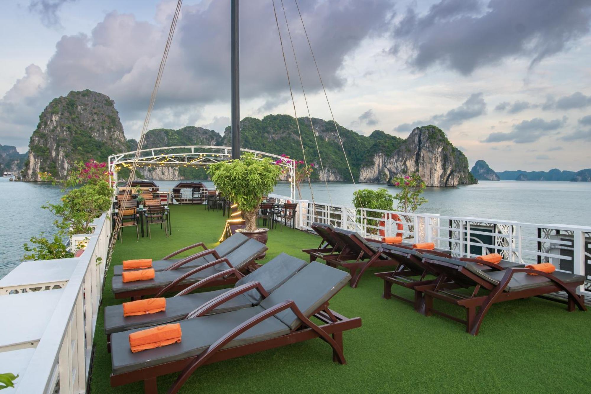 Renea Cruises Halong Hotel Ha Long Exterior photo