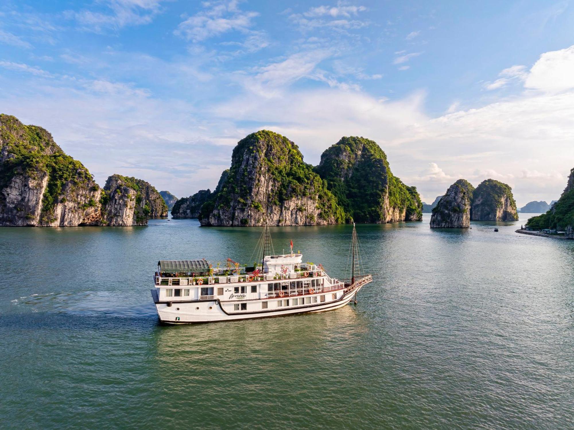 Renea Cruises Halong Hotel Ha Long Exterior photo